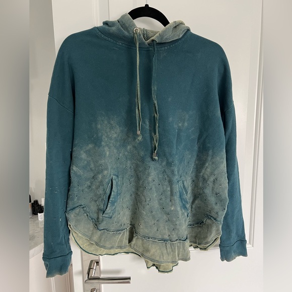 Ombré hoodie longer in the back and shorter in the front. Fits a bit bigger - Picture 2 of 3